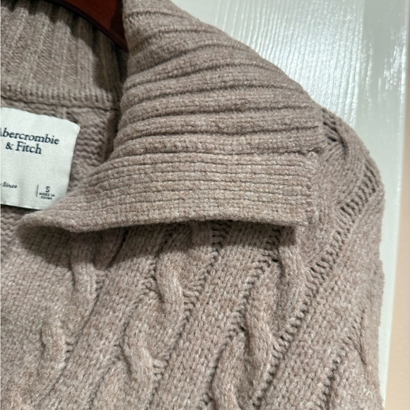 Abercrombie & Fitch Beige Cable Knit Cardigan - Picture 4 of 4